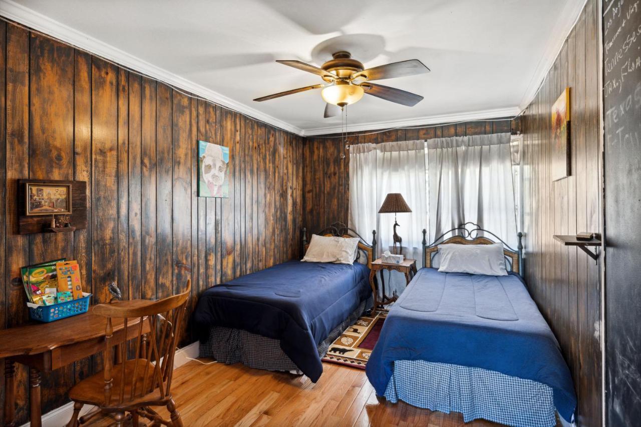 Mid-Century Vintage Brick Ranch Upstairs Guesthouse Sevierville Ngoại thất bức ảnh
