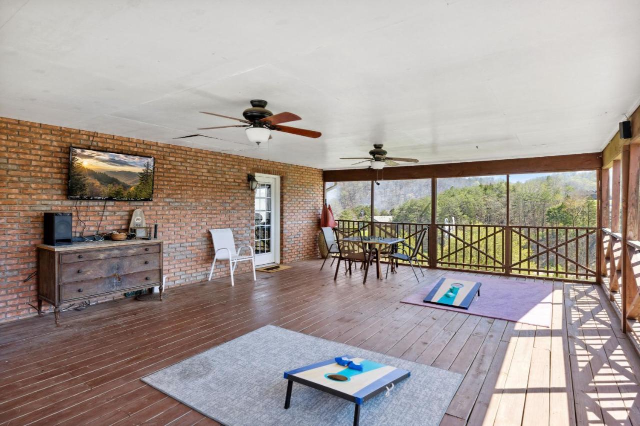 Mid-Century Vintage Brick Ranch Upstairs Guesthouse Sevierville Ngoại thất bức ảnh