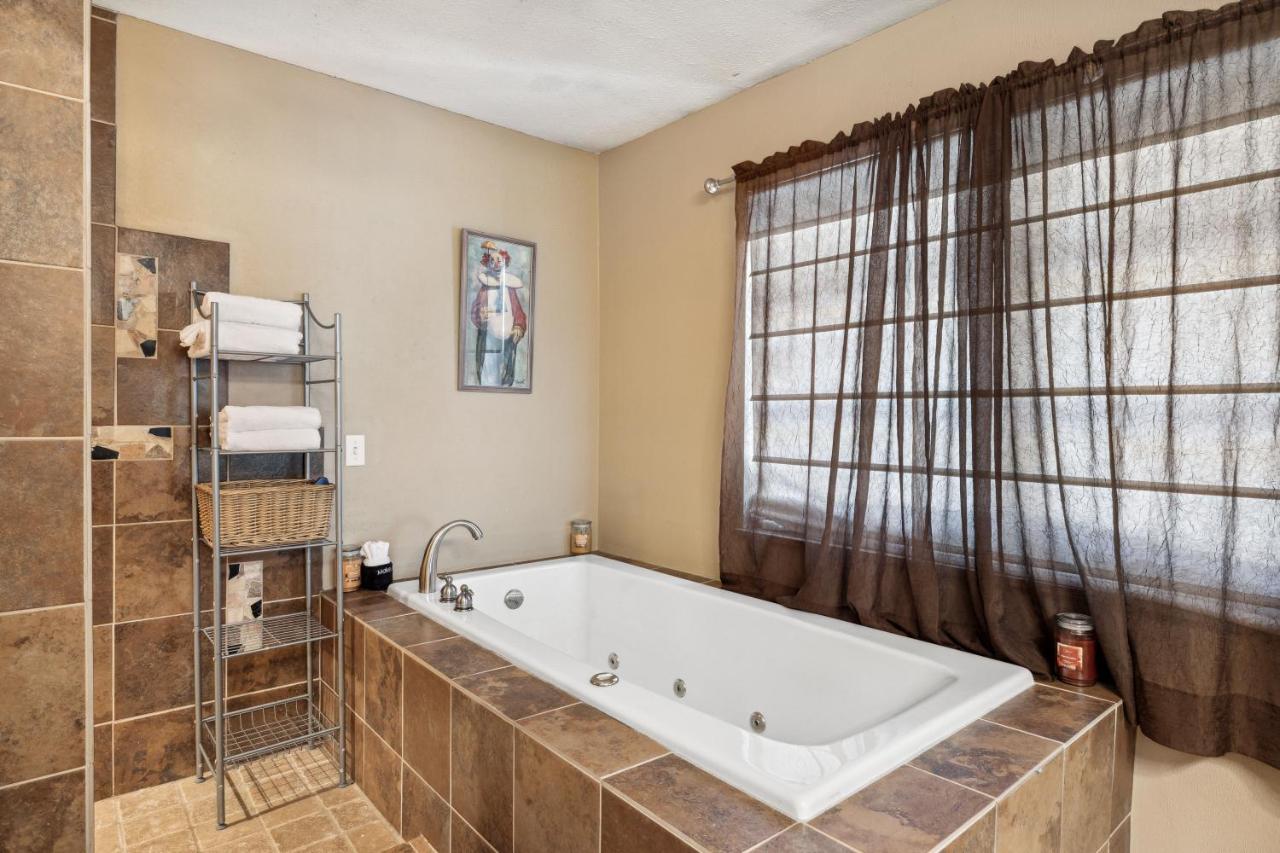 Mid-Century Vintage Brick Ranch Upstairs Guesthouse Sevierville Ngoại thất bức ảnh